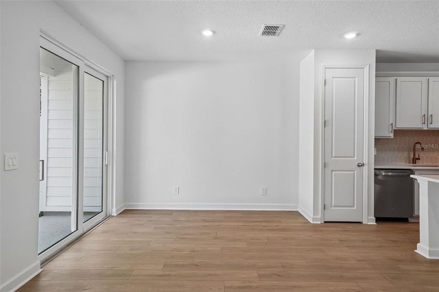 Spacious, unfurnished interior of a new home in , Tampa (Image 13).