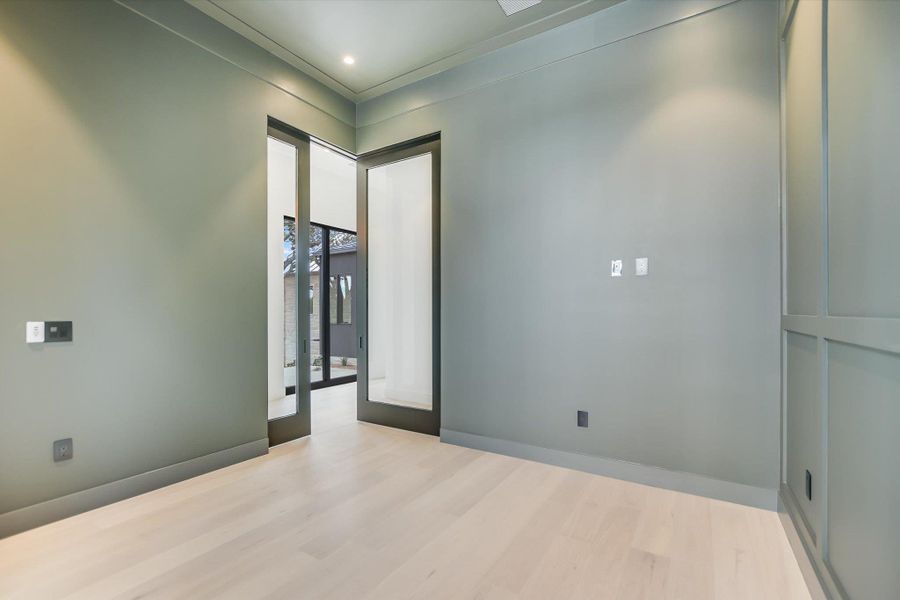 Spacious, unfurnished interior of a new home in , Horseshoe Bay (Image 19).