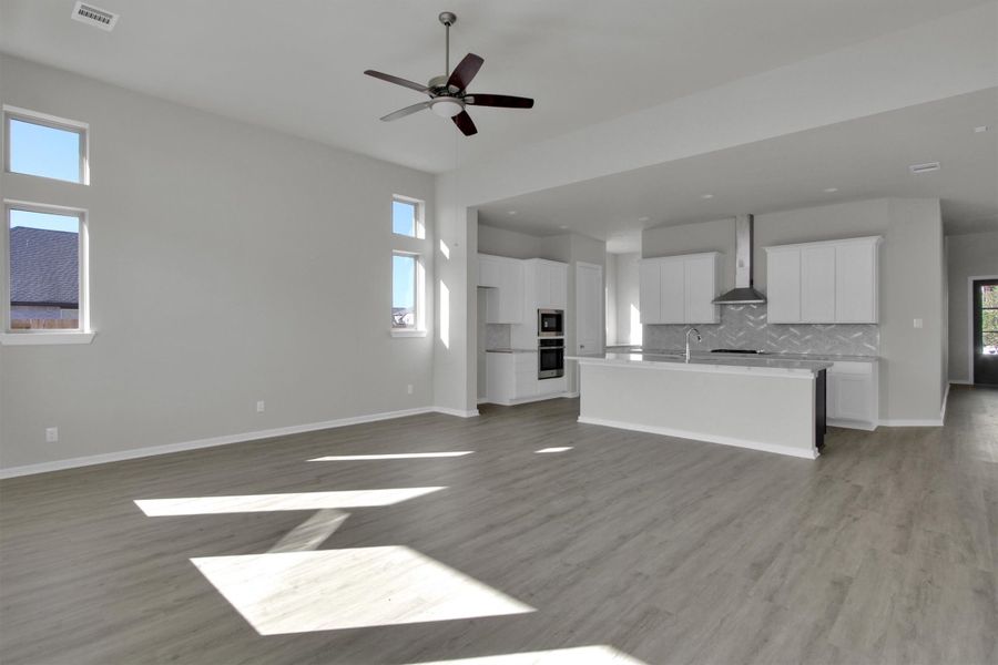 Spacious, unfurnished interior of a new home in Canterra Creek  60', Rosharon (Image 29).