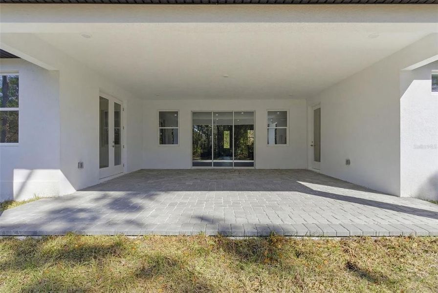 Exterior details and patio area of a home in , Orlando (Image 4).