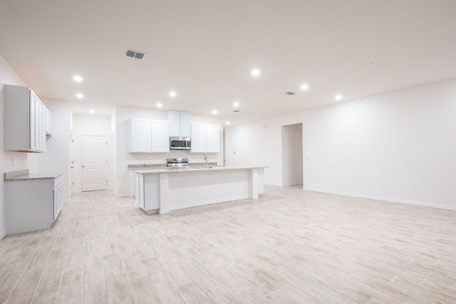 Spacious, unfurnished interior of a new home in Cape Coral, Cape Coral (Image 10).
