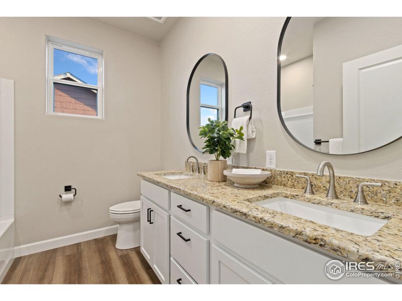 Upstairs bathroom between bedrooms - double sinks!