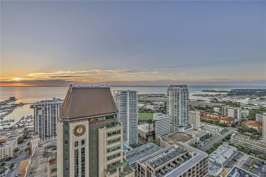 Condo located in St. Petersburg, FL showcasing its design and architecture (Image 43).