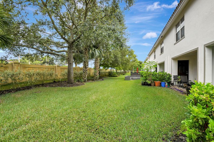Exterior details and patio area of a home in , Lake Worth (Image 19).