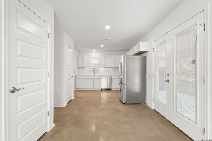 Spacious, unfurnished interior of a new home in , San Antonio (Image 13).