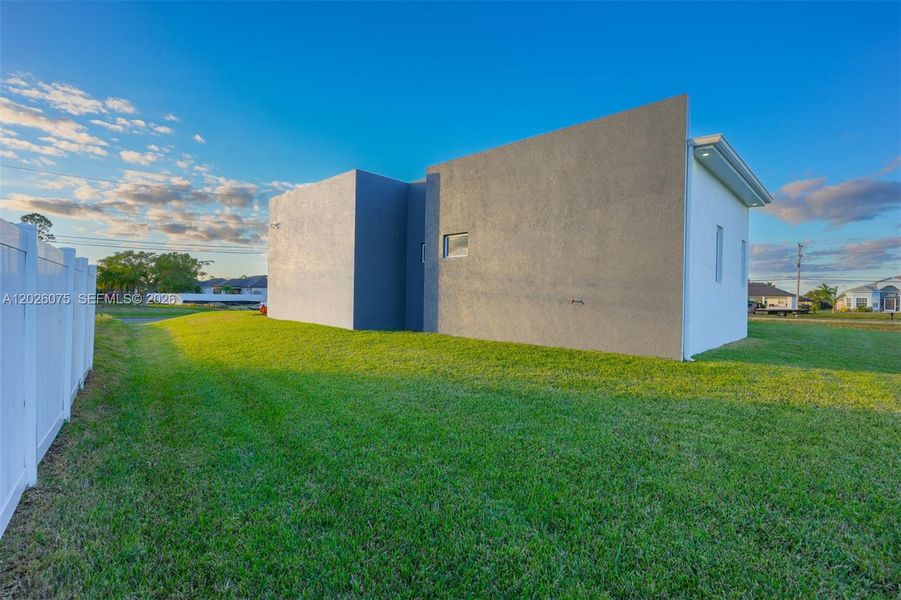 Exterior details and patio area of a home in , Cape Coral (Image 29).