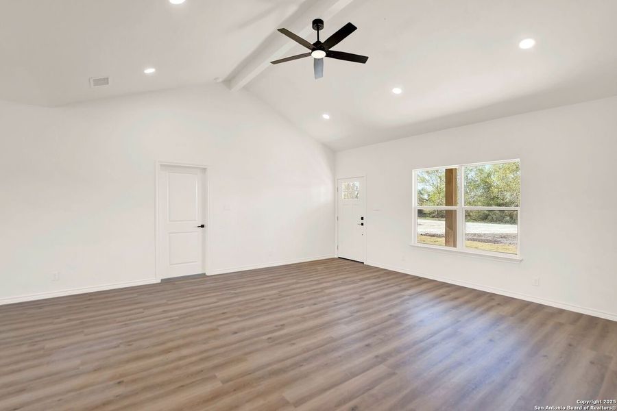 Spacious, unfurnished interior of a new home in , Hondo (Image 14).