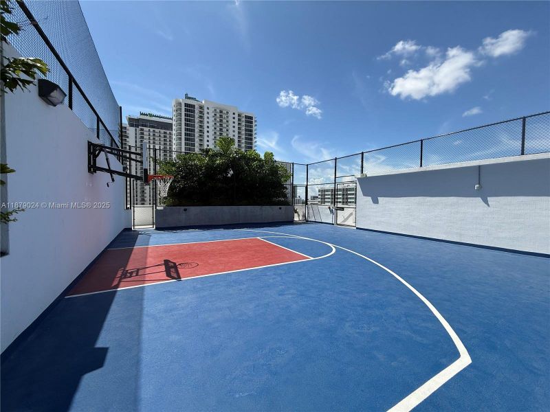Community amenities in Aria Reserve, Miami (Image 74).