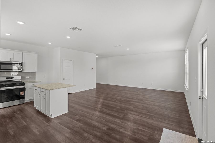 Spacious, unfurnished interior of a new home in Davis Ranch, San Antonio (Image 9).