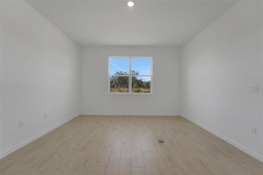 Spacious, unfurnished interior of a new home in Willowbrook North, Winter Haven (Image 27).