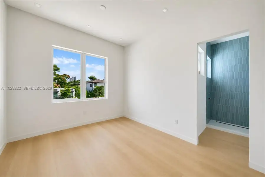 Spacious, unfurnished interior of a new home in , Pinecrest (Image 10).