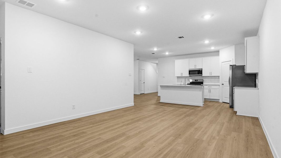 Spacious, unfurnished interior of a new home in Lakes at Westland Ranch, League City (Image 21).