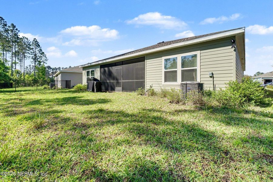 Exterior details and patio area of a home in , Yulee (Image 19).
