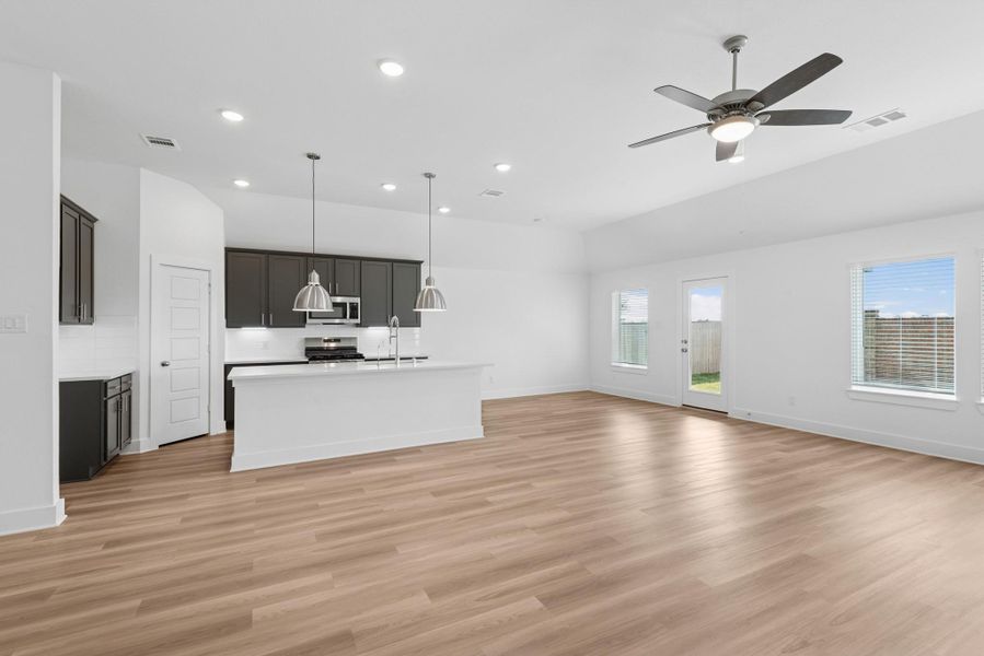 Spacious, unfurnished interior of a new home in Lago Mar, Santa Fe (Image 10). Spacious, unfurnished interior of a new home in Lago Mar, Santa Fe (Image 10).