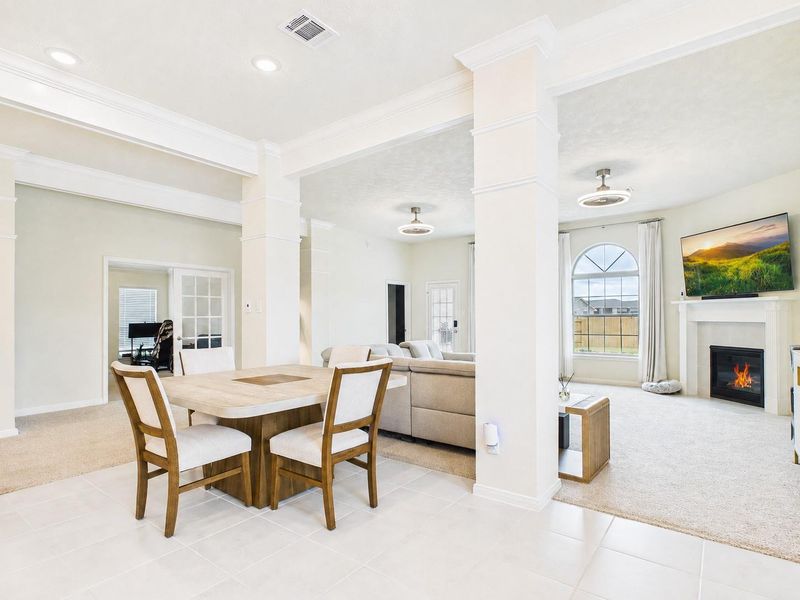 Furnished interior view inside a new home in Pedregal, Galveston (Image 15).