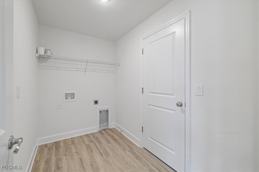 Spacious, unfurnished interior of a new home in Cape Coral, Cape Coral (Image 34).