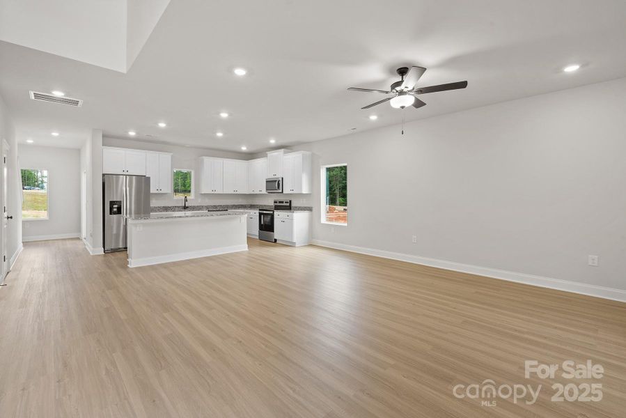 Spacious, unfurnished interior of a new home in Stagecoach Station, Gastonia (Image 13).