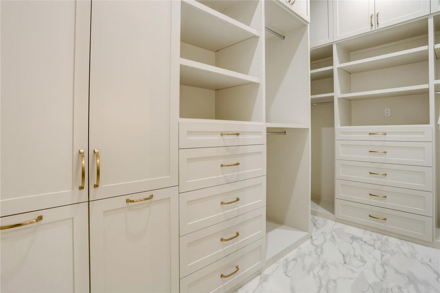 Spacious, unfurnished interior of a new home in , Houston (Image 48).