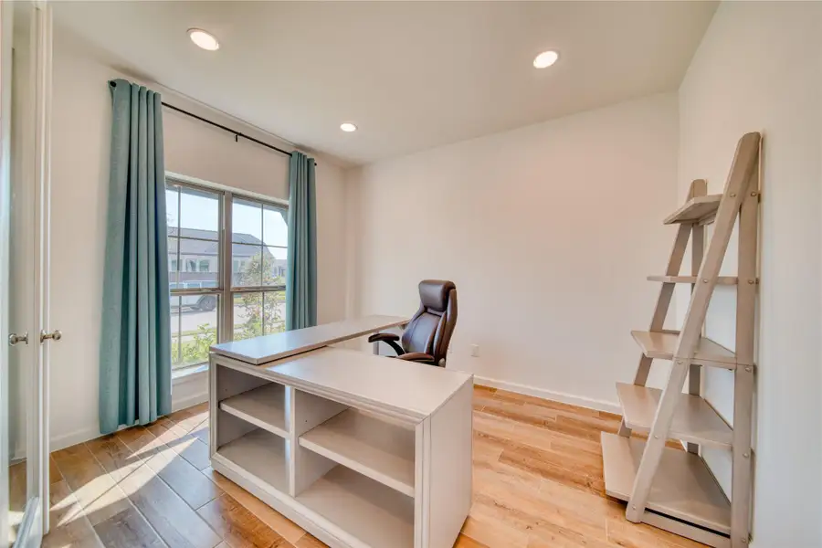 Furnished interior view inside a new home in Meridiana 40'/45', Manvel (Image 27).