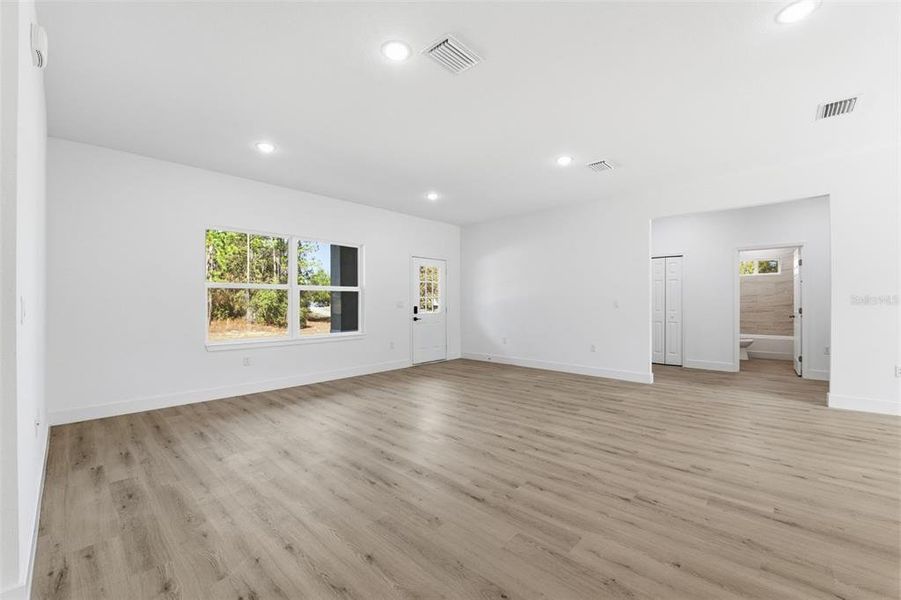 Spacious, unfurnished interior of a new home in , Citrus Springs (Image 24).