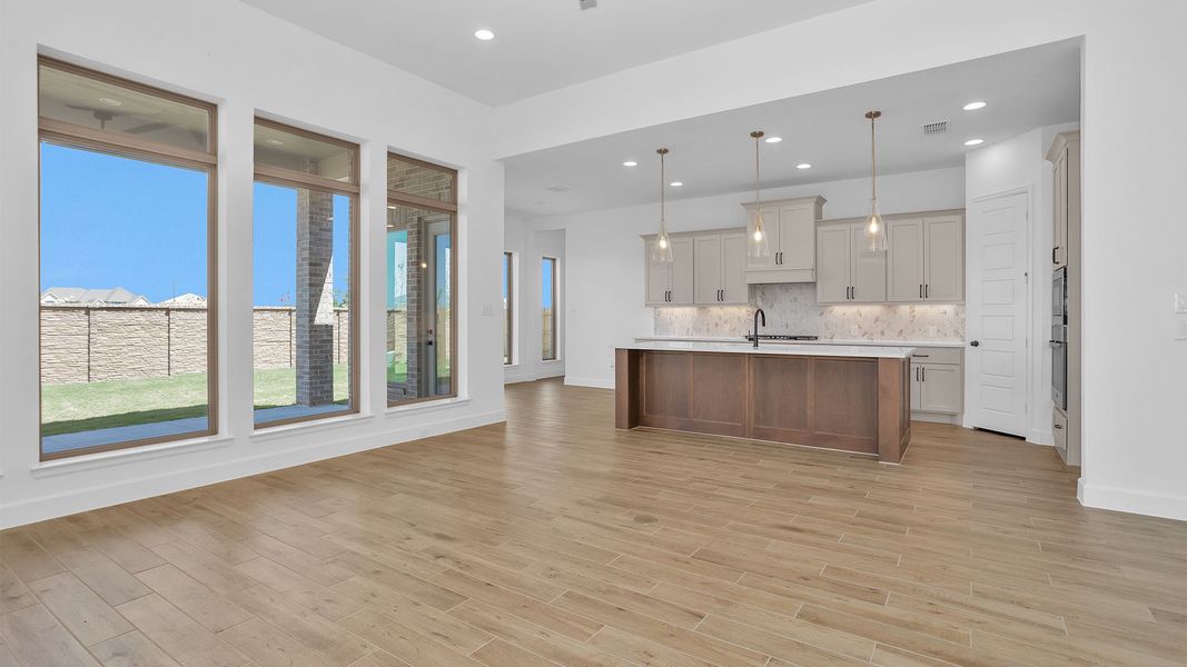 Spacious, unfurnished interior of a new home in Lakes of Cane Island, Katy (Image 20).