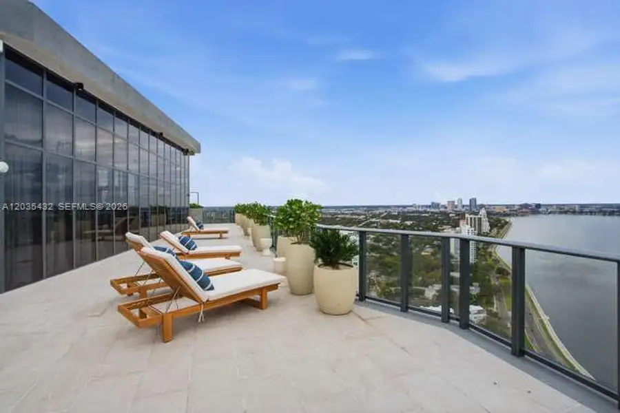 Condo located in Tampa, FL showcasing its design and architecture (Image 3). Condo located in Tampa, FL showcasing its design and architecture (Image 3).