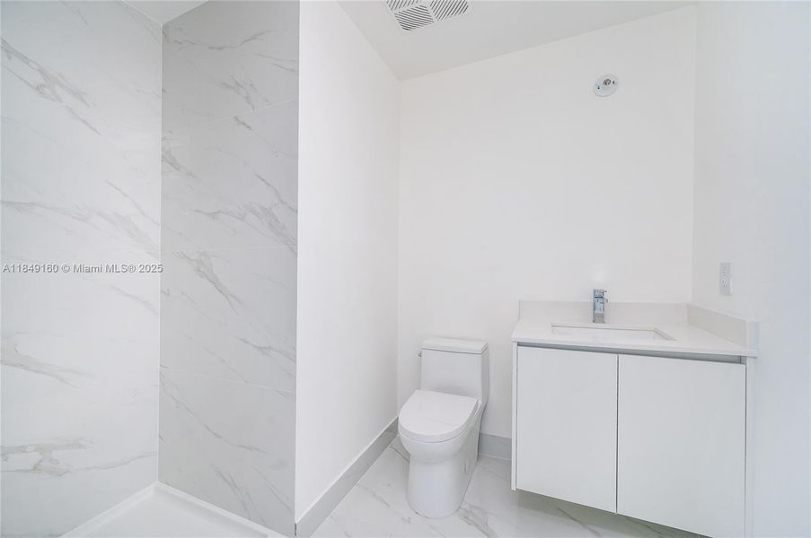 Spacious, unfurnished interior of a new home in Aria Reserve, Miami (Image 24).