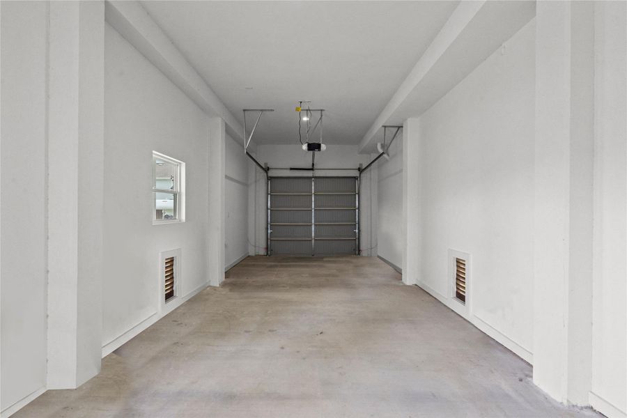 Spacious, unfurnished interior of a new home in , Bayou Vista (Image 19).