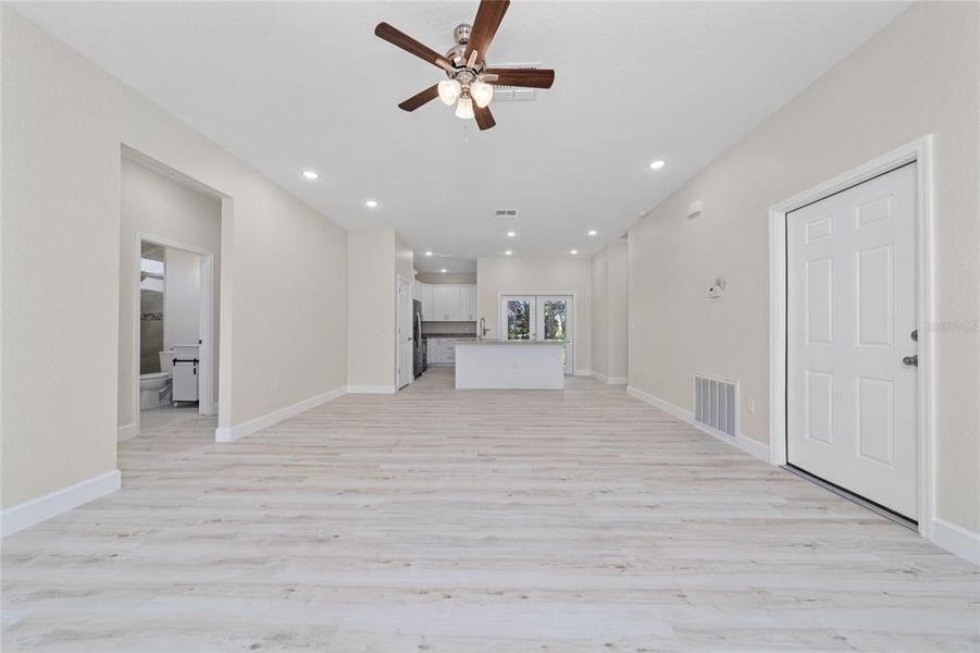 Spacious, unfurnished interior of a new home in , Kissimmee (Image 12).