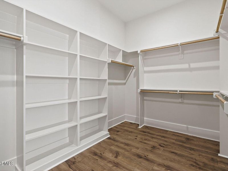 024-1280x960-closet