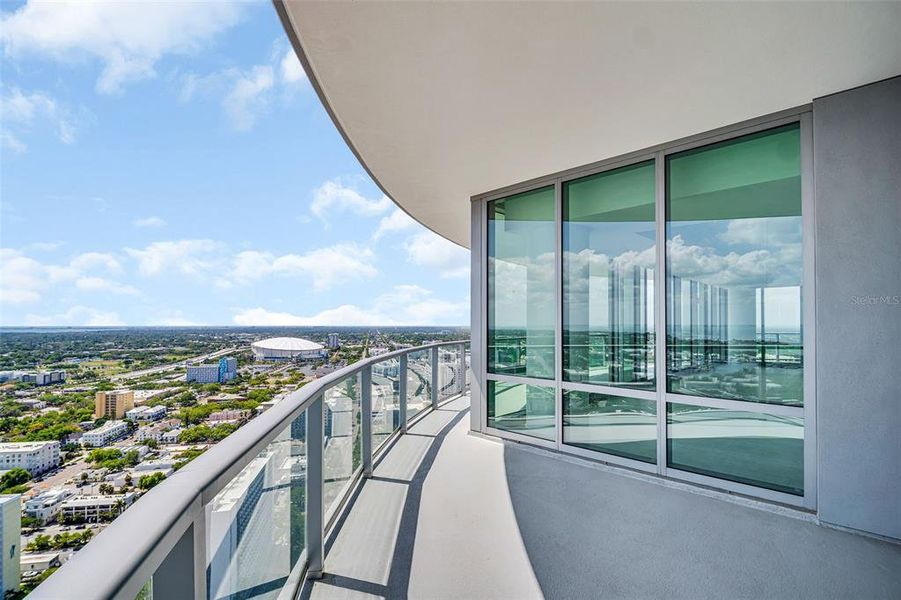 Condo located in St. Petersburg, FL showcasing its design and architecture (Image 44).