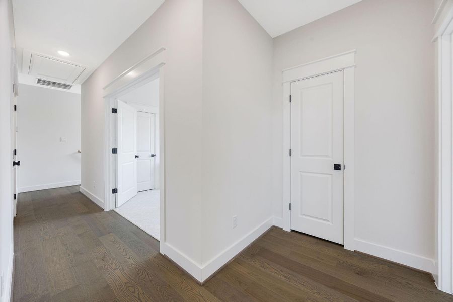 Spacious, unfurnished interior of a new home in Montridge, Houston (Image 20).