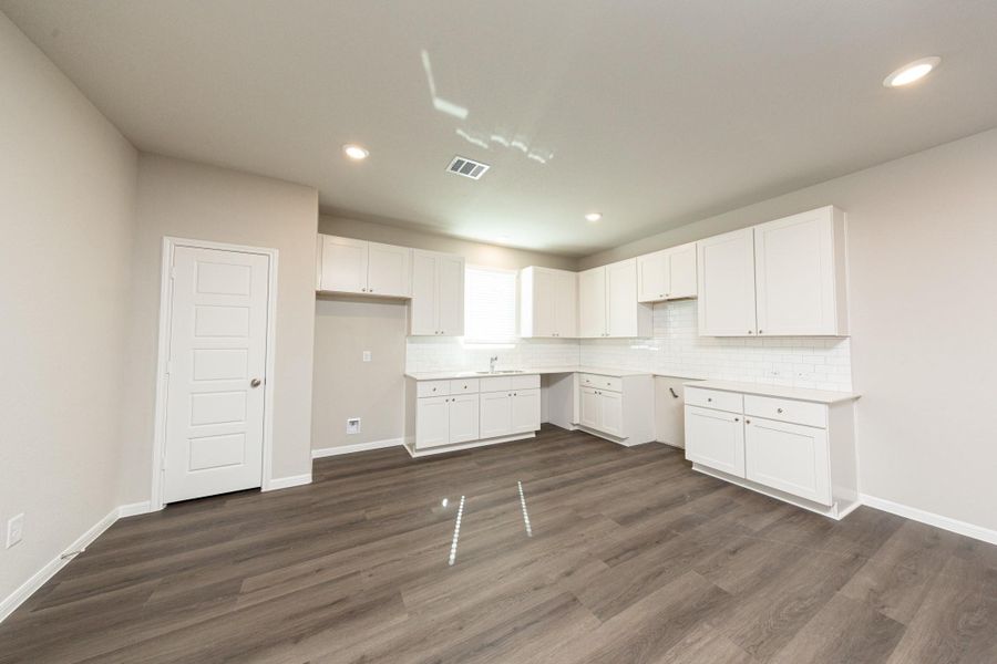 Spacious, unfurnished interior of a new home in Bammel Oaks, Houston (Image 11).