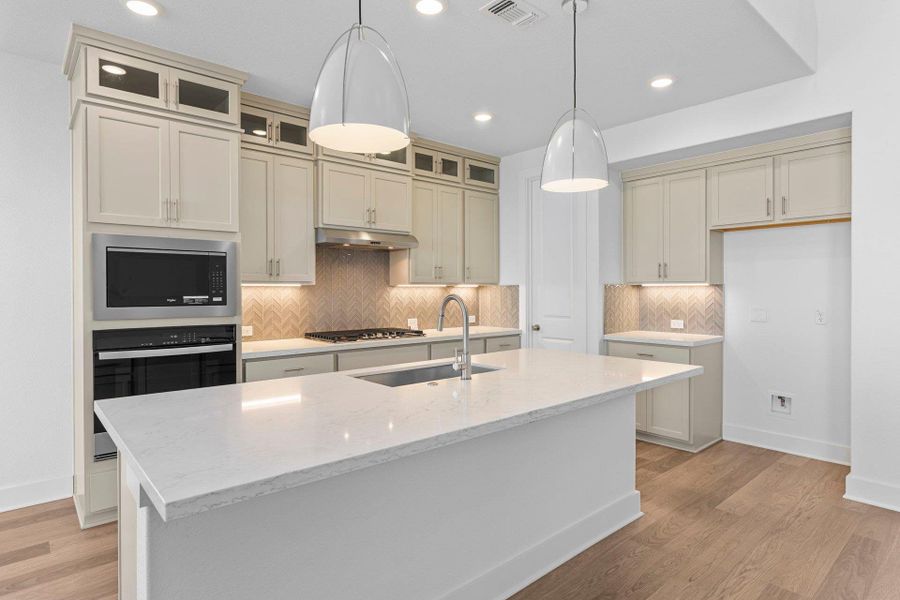 Large Center Island in Kitchen