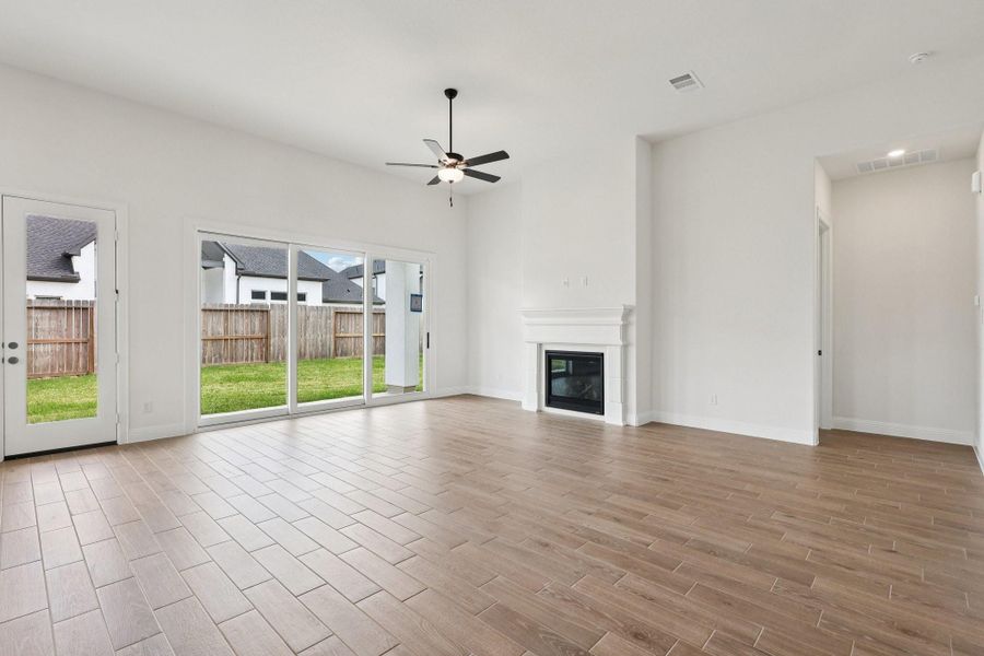 Spacious, unfurnished interior of a new home in Sienna 65', Missouri City (Image 27).