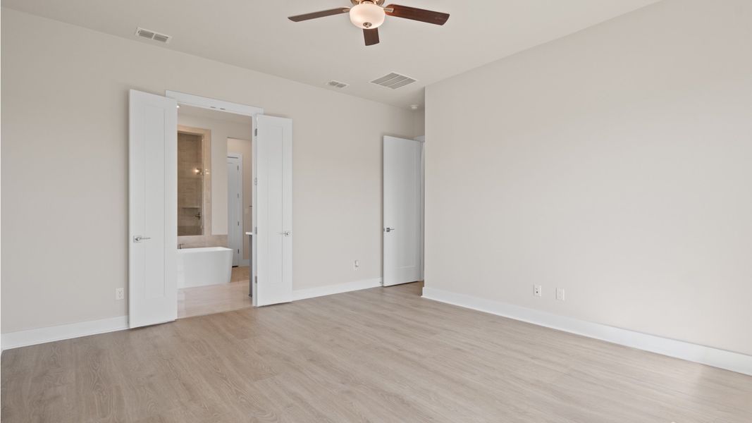 Spacious, unfurnished interior of a new home in Glynlea Country Club, Port St. Lucie (Image 20).