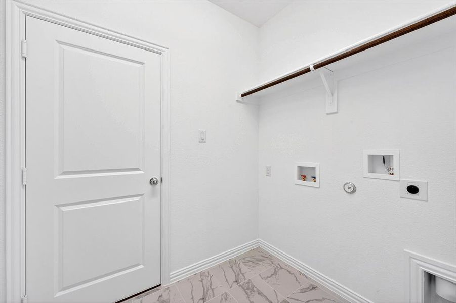 Spacious, unfurnished interior of a new home in Tarrytown, Crowley (Image 32).