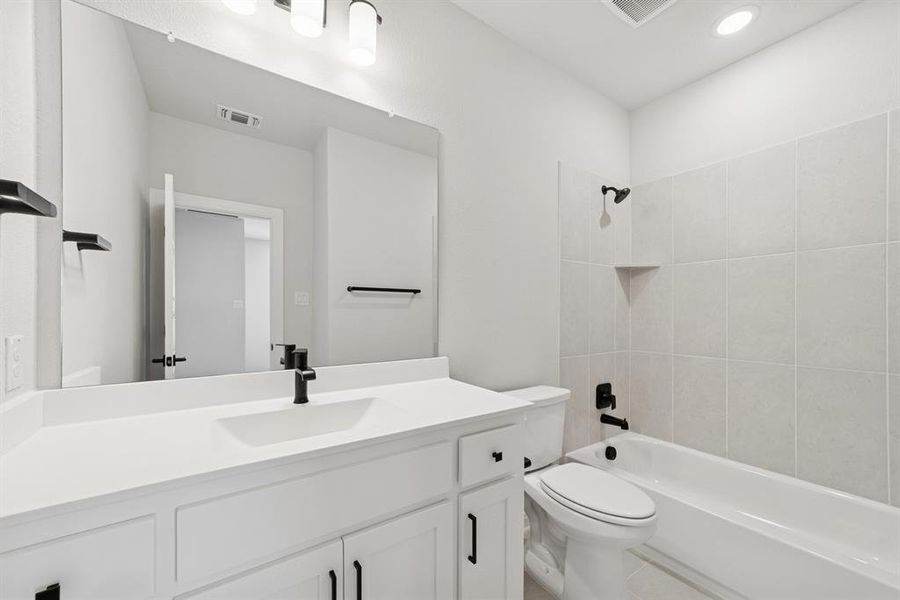 Furnished interior view inside a new home in Painted Tree Woodland West – Cottages, McKinney (Image 4). Furnished interior view inside a new home in Painted Tree Woodland West – Cottages, McKinney (Image 4).