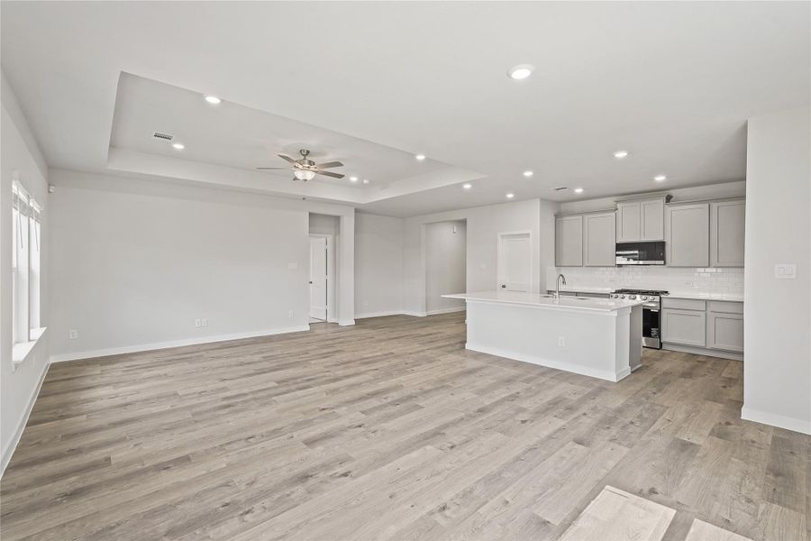 Spacious, unfurnished interior of a new home in Sunterra, Katy (Image 11).