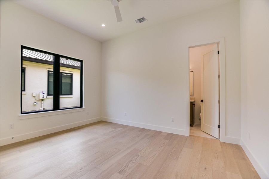Spacious, unfurnished interior of a new home in , Horseshoe Bay (Image 22).