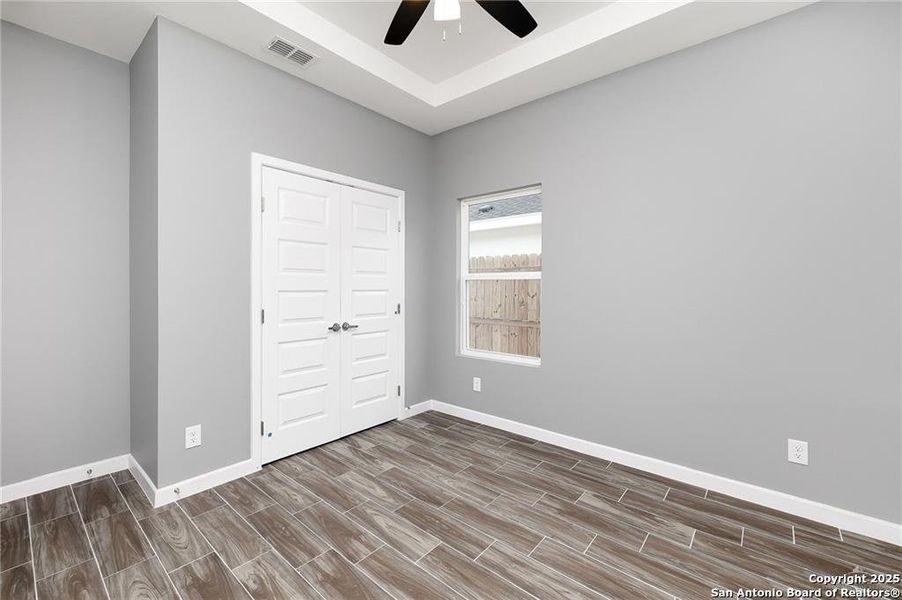 Spacious, unfurnished interior of a new home in , Alamo (Image 12).
