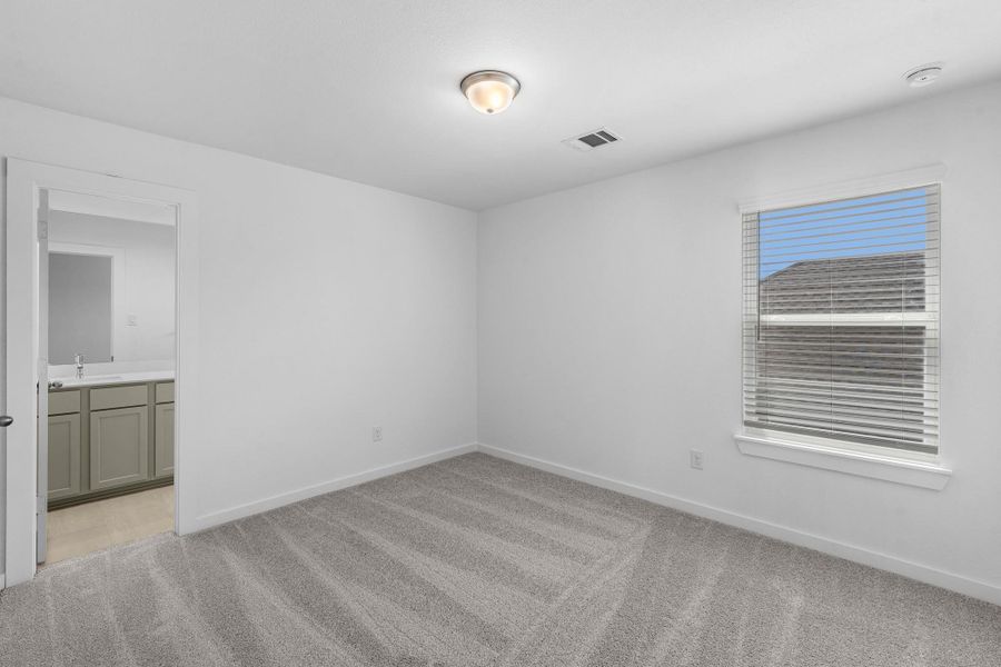 Spacious, unfurnished interior of a new home in Huntington Place, Rosharon (Image 15).