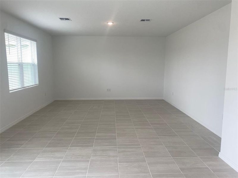 Spacious, unfurnished interior of a new home in Hodges Reserve, Howey-in-the-Hills (Image 8).