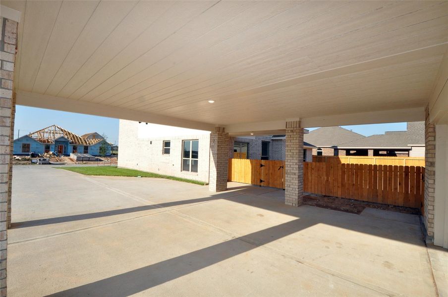 Exterior details and patio area of a home in , League City (Image 4).