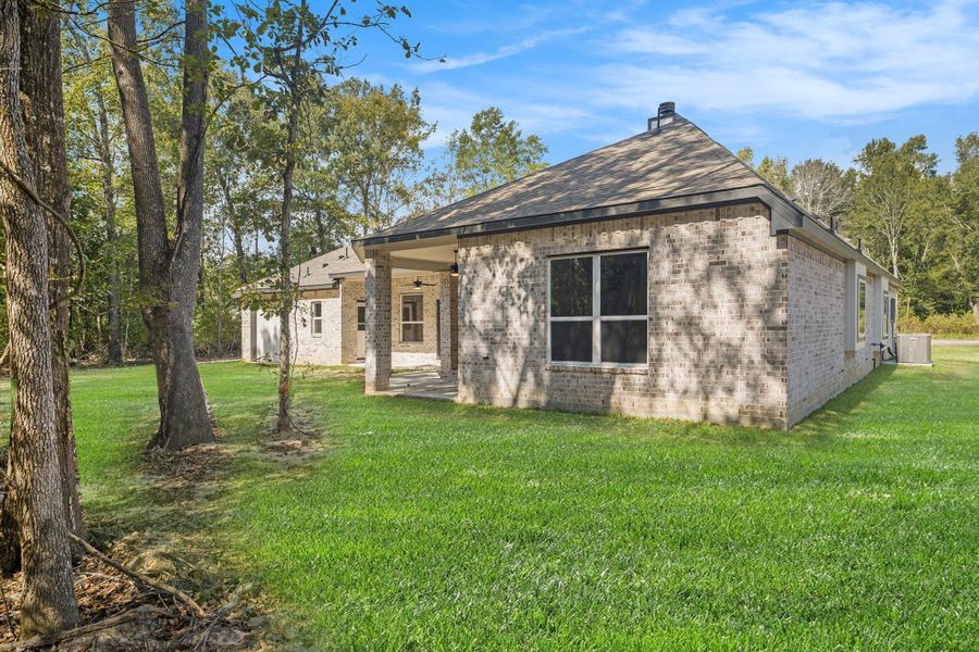 Exterior details and patio area of a home in Encino Estates, Dayton (Image 2).