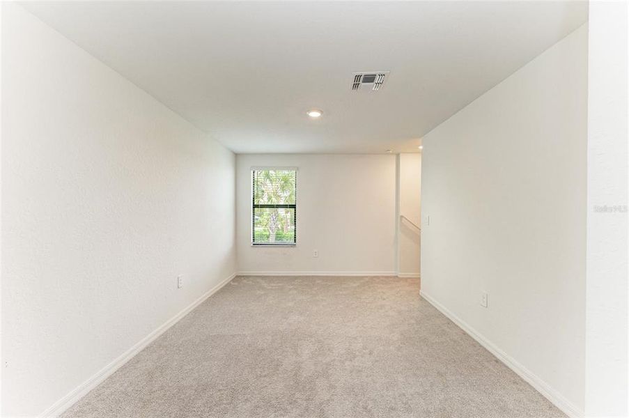 Spacious, unfurnished interior of a new home in , Sarasota (Image 23).