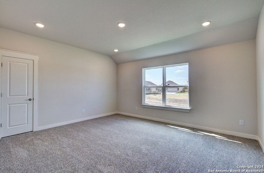 Spacious, unfurnished interior of a new home in Cloud Country, New Braunfels (Image 20).