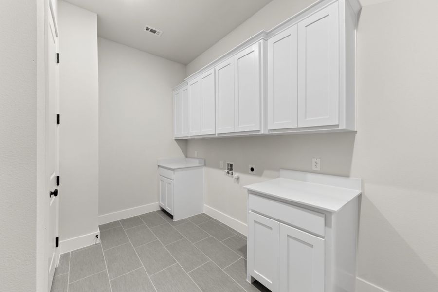 Representative furnished interior of a home built from the 5062 by Tradition Homes in Mosaic – 70′ Lots, Prosper (Image 13).
