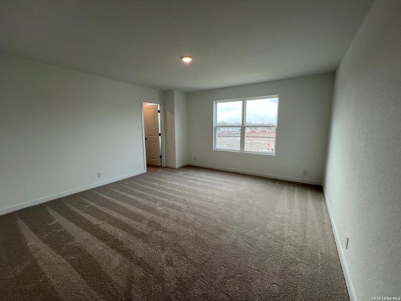 Spacious, unfurnished interior of a new home in Nopal Valley, San Antonio (Image 26).