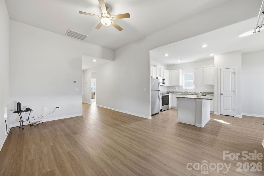 Spacious, unfurnished interior of a new home in Stagecoach Station, Gastonia (Image 13).